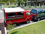 Hotel-Strand  Strasse vor dem Hotel Katathani Beach mit einem Auto und einem Tuk Tuk (TH).